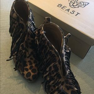 Leopard heels with fringe